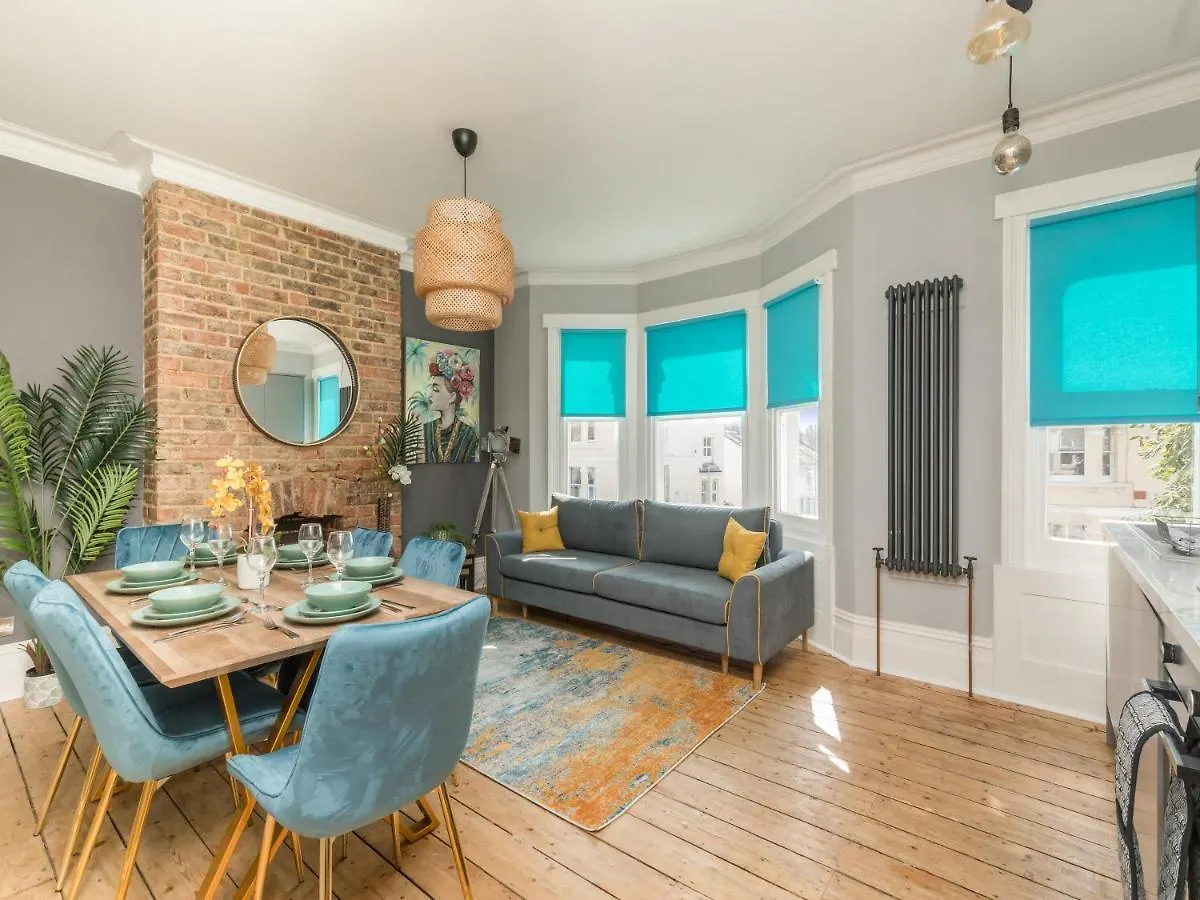 Modern Contemporary 2-Bedroom Flat Brighton 0*,