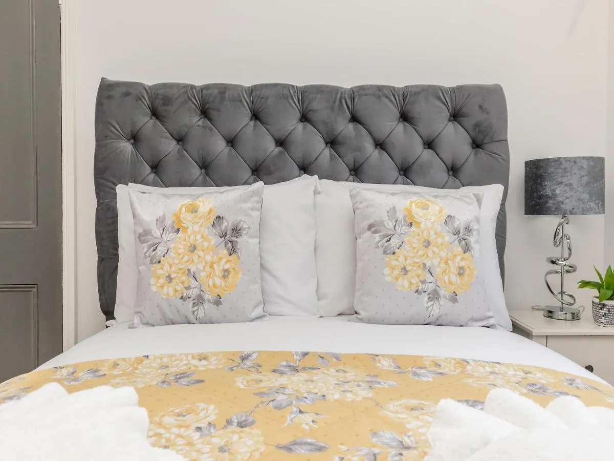 Modern Contemporary 2-Bedroom Flat Brighton