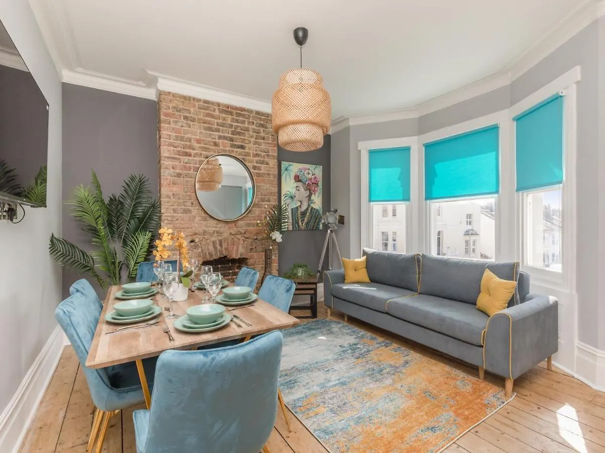 Modern Contemporary 2-Bedroom Flat Brighton